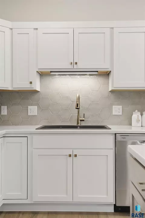 Kitchen - 8025 E Tencate Pl, Sioux Falls, SD 57110 photo 3 of 3