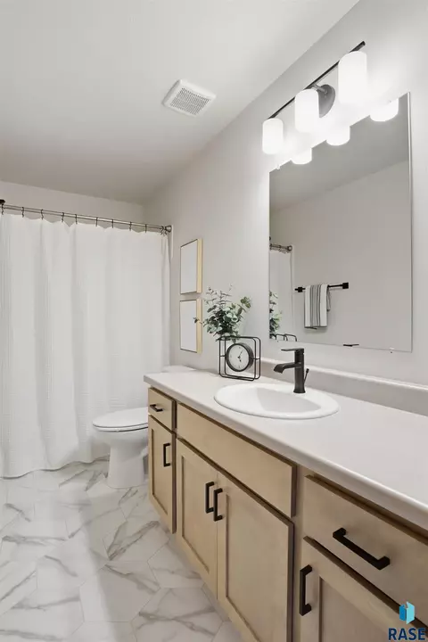Bath - 8025 E Tencate Pl, Sioux Falls, SD 57110 photo 1 of 3