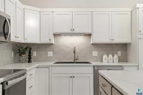 Kitchen - 8025 E Tencate Pl, Sioux Falls, SD 57110 photo 1 of 3
