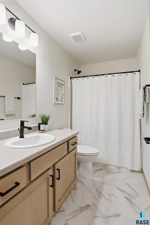 Bath - 8025 E Tencate Pl, Sioux Falls, SD 57110 photo 2 of 3
