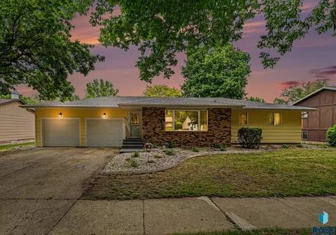 Exterior - 912 NE 9th St, Madison, SD 57042 photo 2 of 5