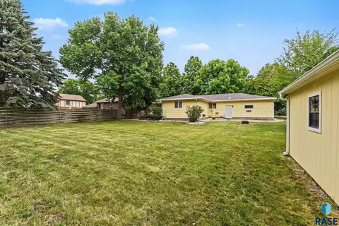 Exterior - 912 NE 9th St, Madison, SD 57042 photo 3 of 5