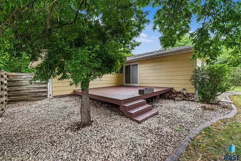 Exterior - 912 NE 9th St, Madison, SD 57042 photo 4 of 5