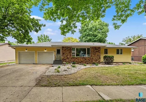 912 NE 9th St, Madison, SD 57042