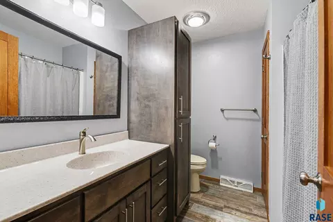 Bath - 912 NE 9th St, Madison, SD 57042 photo 2 of 5
