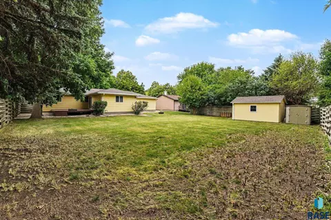 Exterior - 912 NE 9th St, Madison, SD 57042 photo 5 of 5