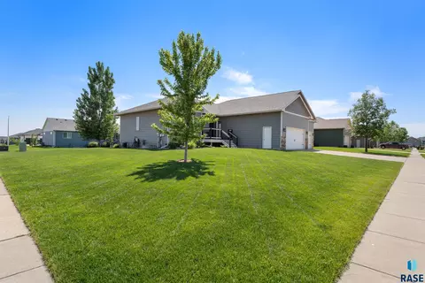 Exterior - 6741 E 44th St, Sioux Falls, SD 57110 photo 2 of 8