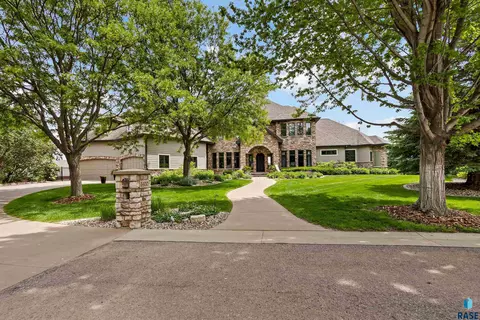 5100 S Sweetwater Pl, Sioux Falls, SD 57108