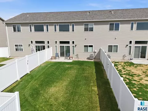 5513 Huntwood Ave, Sioux Falls, SD 57108