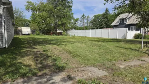 221 S Main St, Colman, SD 57017