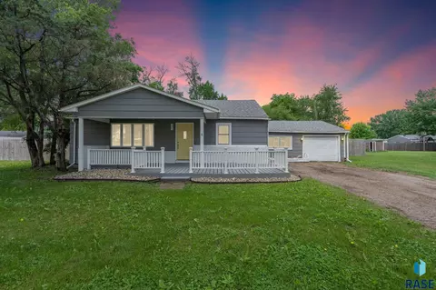 721 S Elm St, Lennox, SD 57039