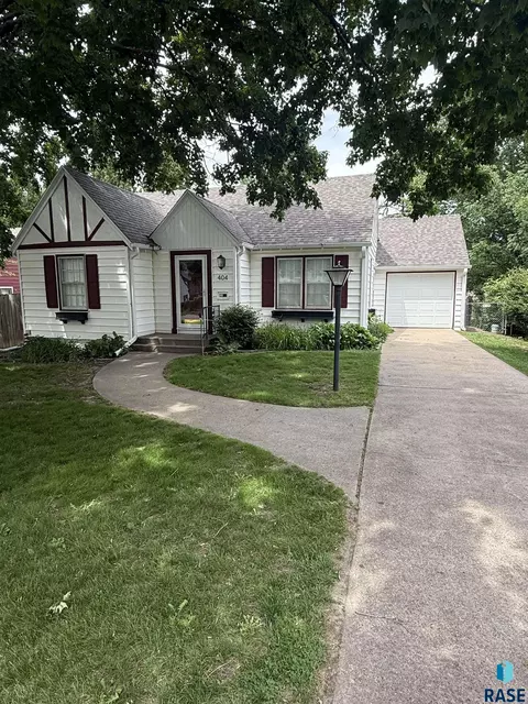 404 E 31st St, Sioux Falls, SD 57105
