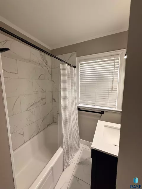 Bath - 404 E 31st St, Sioux Falls, SD 57105 photo 1 of 2