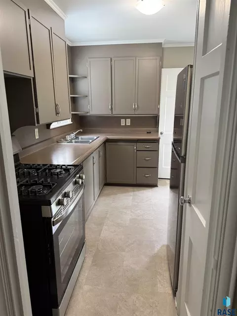 Kitchen - 404 E 31st St, Sioux Falls, SD 57105 photo 1 of 2
