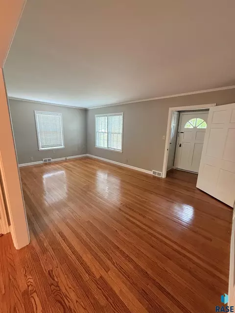 Living - 404 E 31st St, Sioux Falls, SD 57105 photo 1 of 1