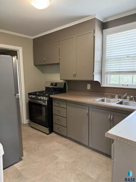 Kitchen - 404 E 31st St, Sioux Falls, SD 57105 photo 2 of 2