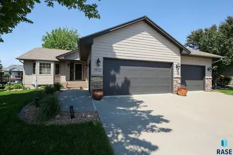 1921 S Shaw Ave, Sioux Falls, SD 57106