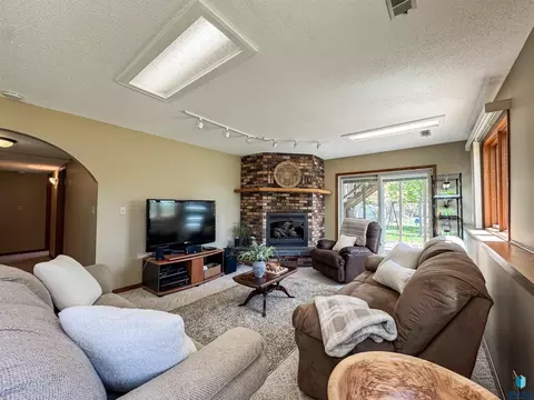 Living - 8704 E 38th St, Sioux Falls, SD 57110 photo 3 of 4