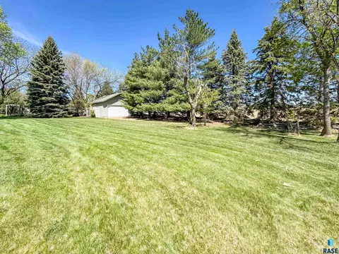 Exterior - 8704 E 38th St, Sioux Falls, SD 57110 photo 16 of 21