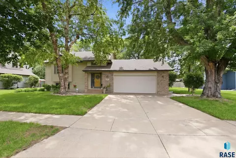 3021 Ralph Rogers Rd, Sioux Falls, SD 57108
