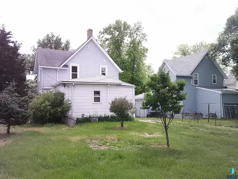 Exterior - 714 SW 3rd Ave, Aberdeen, SD 57401 photo 3 of 4