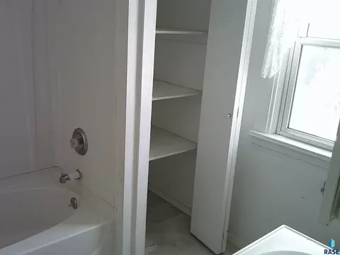 Bath - 714 SW 3rd Ave, Aberdeen, SD 57401 photo 2 of 2