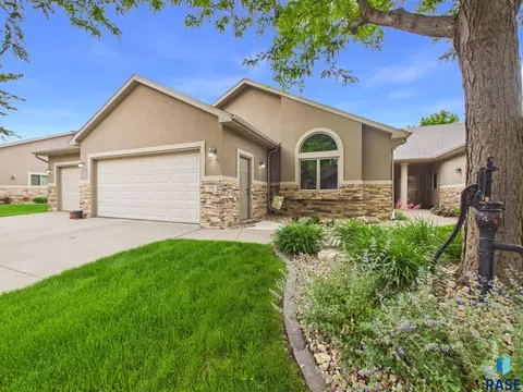 714 70th Pl E, Sioux Falls, SD 57108