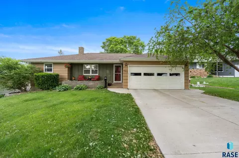 2012 S Willow Ave, Sioux Falls, SD 57105