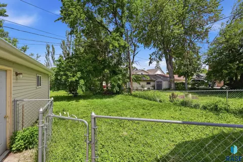 Exterior - 1402 E 9th St, Sioux Falls, SD 57103 photo 4 of 4
