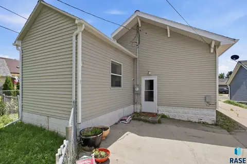 Exterior - 1402 E 9th St, Sioux Falls, SD 57103 photo 1 of 4