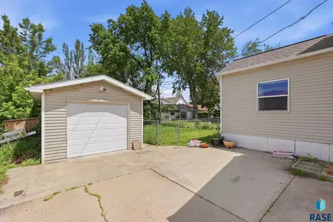 Exterior - 1402 E 9th St, Sioux Falls, SD 57103 photo 2 of 4