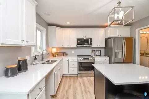 Kitchen - 5320 E 28th St, Sioux Falls, SD 57110 photo 3 of 5