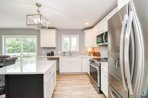 Kitchen - 5320 E 28th St, Sioux Falls, SD 57110 photo 2 of 5