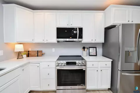 Kitchen - 5320 E 28th St, Sioux Falls, SD 57110 photo 4 of 5