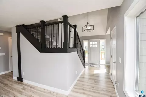 Entry Way - 5320 E 28th St, Sioux Falls, SD 57110 photo 3 of 5