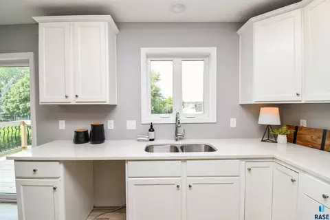 Kitchen - 5320 E 28th St, Sioux Falls, SD 57110 photo 5 of 5