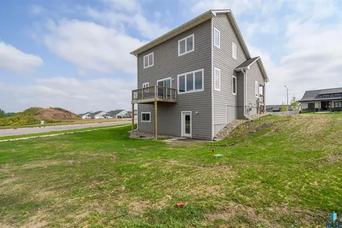 Exterior - 5320 E 28th St, Sioux Falls, SD 57110 photo 4 of 9