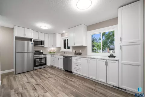5604 S Drexel Dr, Sioux Falls, SD 57106