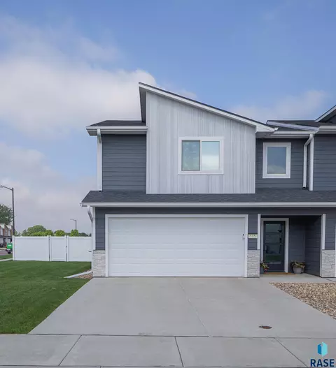515 Harper Cir, Harrisburg, SD 57032