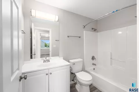 Bath - 3076 E Bragstad Dr, Sioux Falls, SD 57103 photo 2 of 2