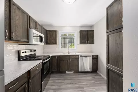 Kitchen - 3076 E Bragstad Dr, Sioux Falls, SD 57103 photo 1 of 2