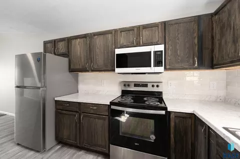 Kitchen - 3076 E Bragstad Dr, Sioux Falls, SD 57103 photo 2 of 2