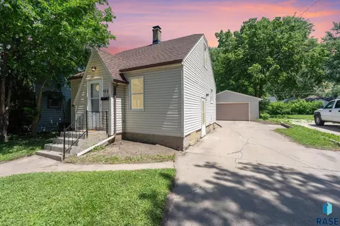 702 S Hawthorne Ave, Sioux Falls, SD 57104