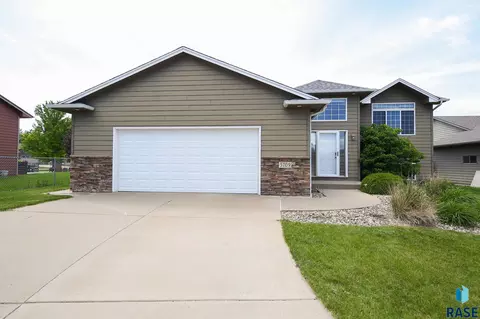 5709 S Kerry Ave, Sioux Falls, SD 57106