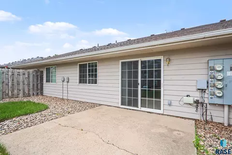 Exterior - 412 N 9th Ave, Brandon, SD 57005 photo 5 of 6