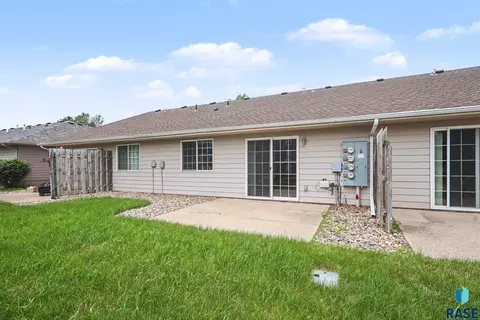 Exterior - 412 N 9th Ave, Brandon, SD 57005 photo 3 of 6