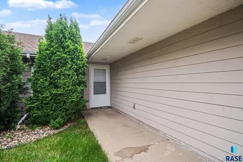 Exterior - 412 N 9th Ave, Brandon, SD 57005 photo 2 of 6
