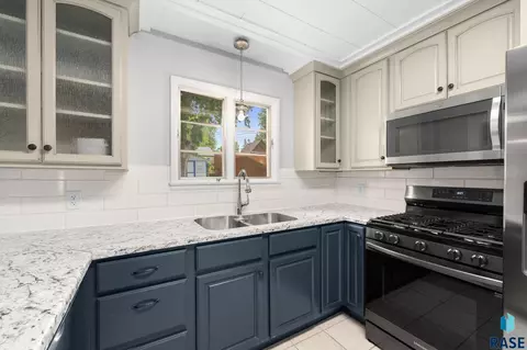 Kitchen - S Main Ave, Sioux Falls, SD 57105 photo 3 of 6