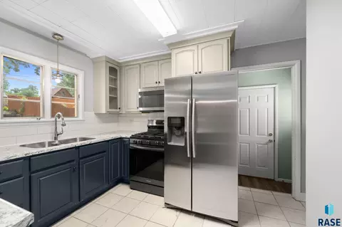 Kitchen - S Main Ave, Sioux Falls, SD 57105 photo 2 of 6