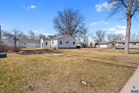 Exterior - 2405 W Bailey St, Sioux Falls, SD 57104 photo 2 of 2